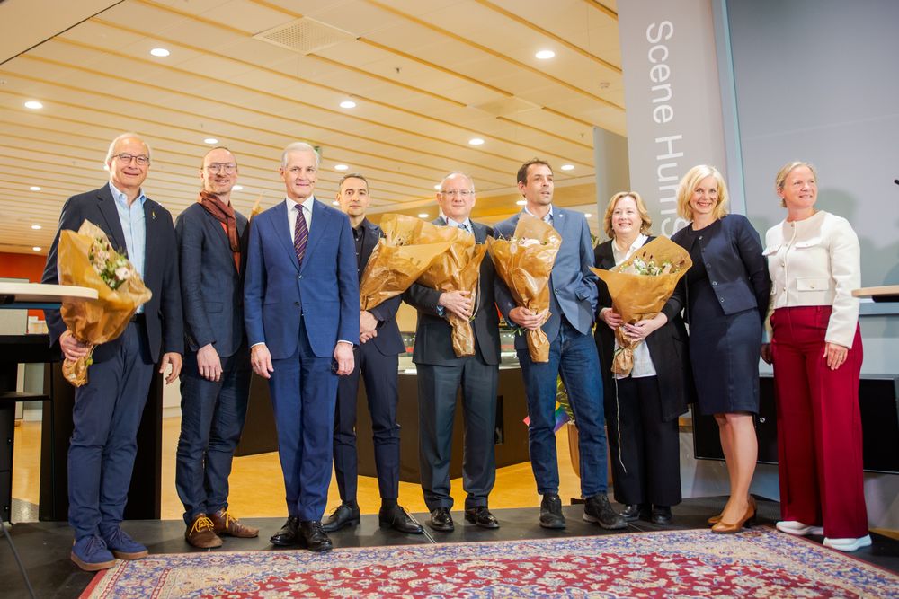 Statsminister Jonas Gahr Støre (Ap) og forsknings- og høyere utdanningsminister Sigrun Aasland (Ap) delte onsdag ut penger til norske KI-sentre. Her med Forskningsrådets direktør Mari Sundli Tveit (lengst til høyre) og lederne fra hvert senter.