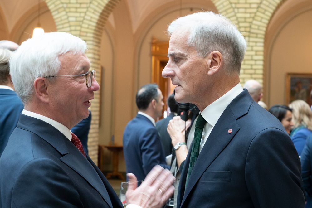 Riksrevisor Karl Eirik Schjøtt-Pedersen mener at gode IT-løsninger må løftes opp til «den samlede regjeringen». Hans tidligere regjeringskollega, statsminister Jonas Gahr Støre, må sette sektorprinsippet til side for å få ting til å skje. 