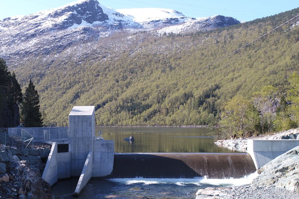 En ventil i tilknytning til denne demningen, der Risevatnet renner ut i riseelva i Bremanger, ble åpnet av ukjente hackere i april i år. Nå vil PST finne ut om fremmede makter står bak angrepet.