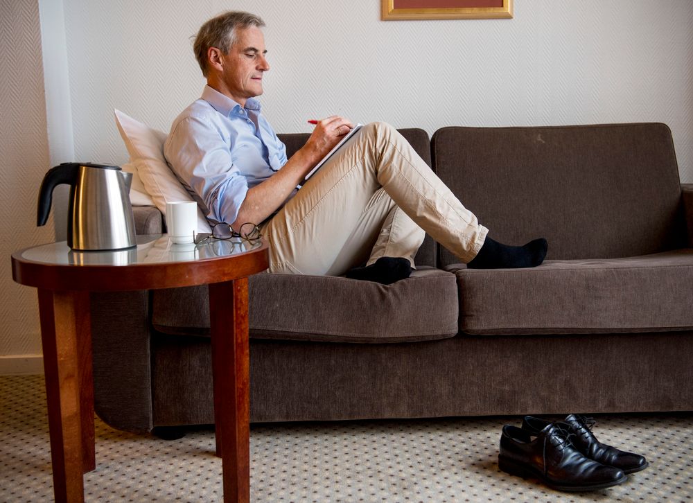 Norge, Island og Liechtenstein har skrevet brev til EU for å minne dem på at vi finnes. På bildet skriver Jonas Gahr Støre brev til velgerne i valgkampen 2017. 