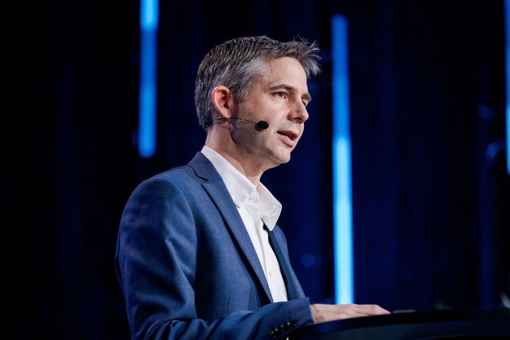 − Vi vil aldri klare å møte morgendagens utfordringer hver for oss, sa Digdir-direktør Frode Danielsen fra scenen på digitaliseringskonferansen.