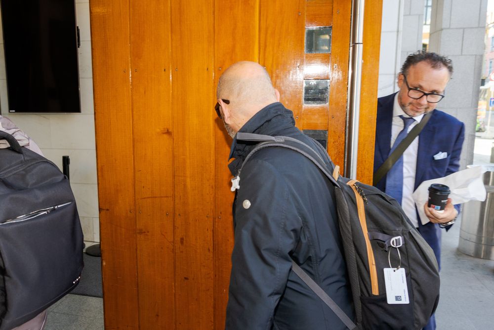 NH Industries' advokat Geir Gustavsson fra Bahr holder døra for helikopterselskapenes delegasjon på vei inn i Oslo tingrett torsdag morgen i forrige uke.