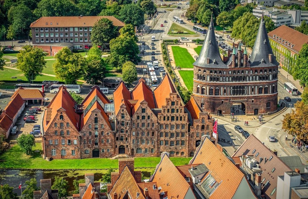 Schleswig-Holstein er den nordligste delstaten i Tyskland og grenser til Danmark. Delstaten har rundt tre millioner innbyggere. Her kjennemerket Holstentor i byen Lübeck.