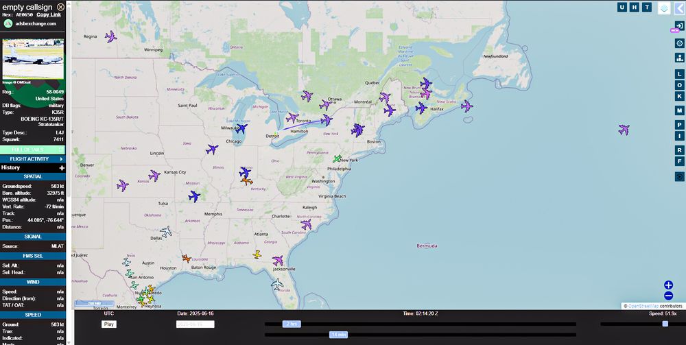 Kartet fra adsbexchange.com viser en rekke militærfly over USA natt til 16. juni 2025, på vei mot Atlanterhavet. De fleste av flyene er tankfly som KC-135 Stratotanker og KC-46 Pegasus.