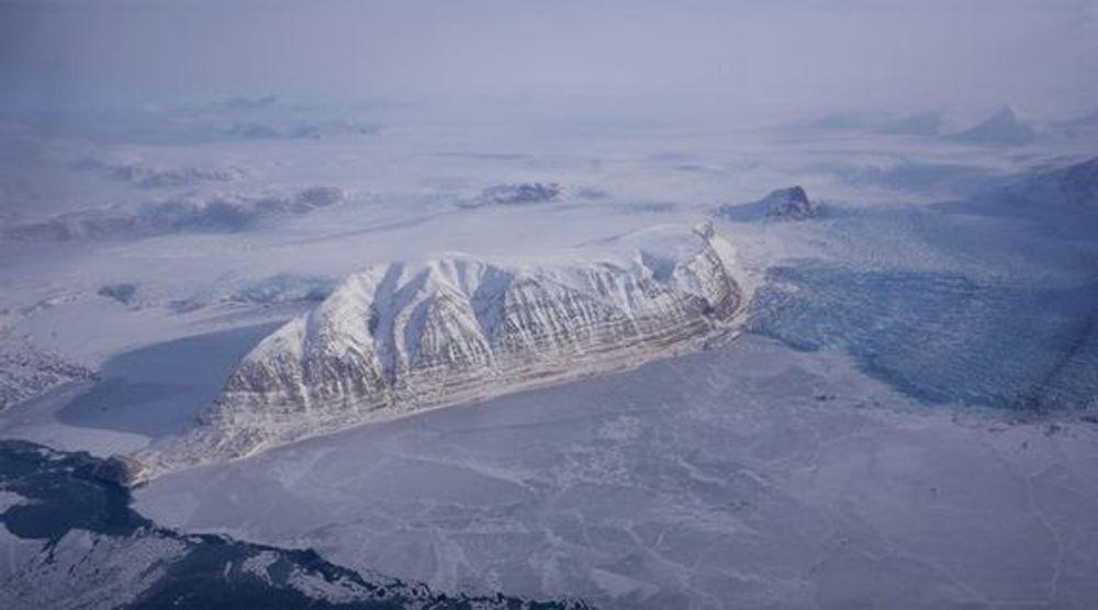 Kongsfjorden og Kronebreen (til høyre i bildet) på Svalbard, fotografert i april 2025. I 2011 var isen nesten helt framme ved foten av fjellet, i 2014 er isen kraftig redusert og nå nesten helt trukket tilbake fra fjellet.