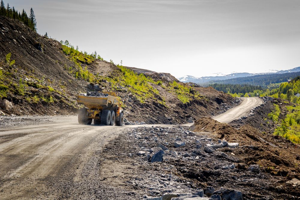 Anleggsmaskiner går på tomgang 40 til 60 prosent av tiden. KI kan redusere unødvendig drift. Bildet er fra Nye Veiers bygging av ny E6 i Trøndelag. Tre millioner kubikkmeter fjell og jord skal flyttes. 