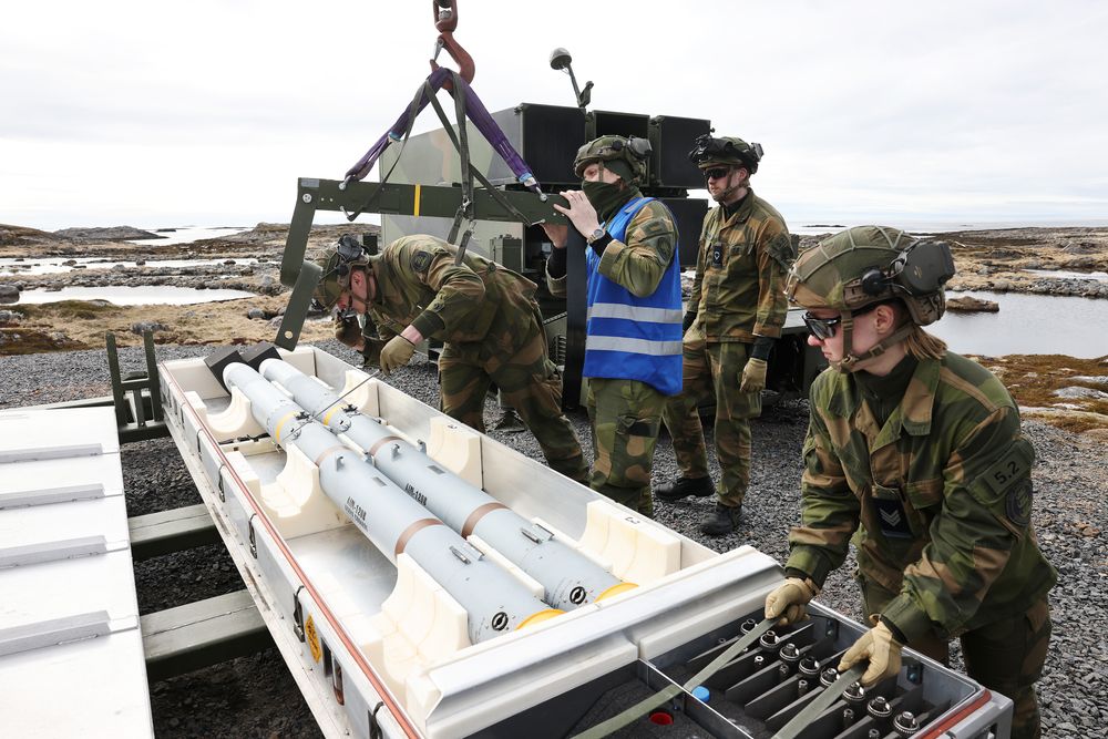 Luftvernsystemet Nasams benytter missiler av typen Amraam fra Raytheon. Nammo leverer rakettmotorer til slike missiler. På bildet er det personell fra Luftvernbataljonen som lader en Nasams utskytningsrampe med skarpe missiler under øvelsen Formidable Shield 2025 tidligere i år.