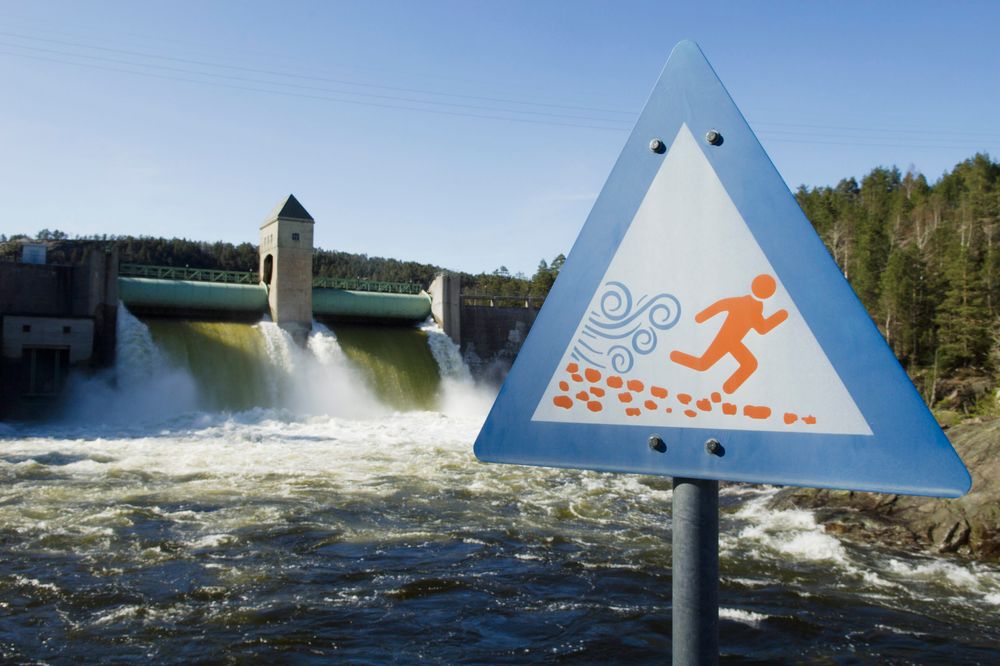 Skiltet varsler om plutselige vannøkninger. Det har Nord- og Midt-Norge fått til gagns. Aldri har magasinene vært så fulle som nå.