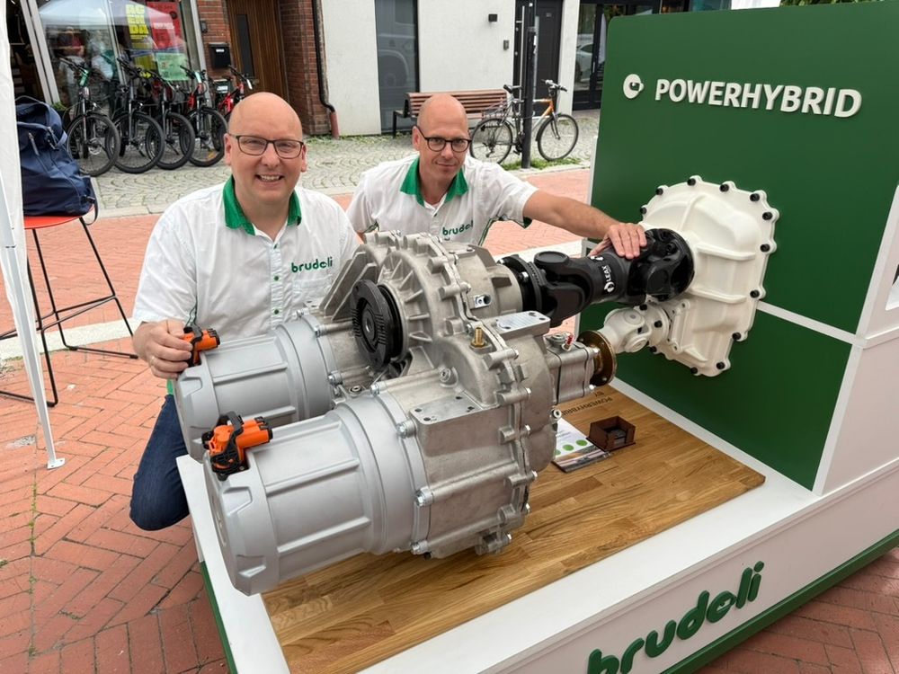 Teknologiansvarlig Geir Brudeli (t.v.) og daglig leder Lasse Bjørkhaug og i Brudeli Green Mobility opplever stor interesse for sin hybride løsning for lastebiler.