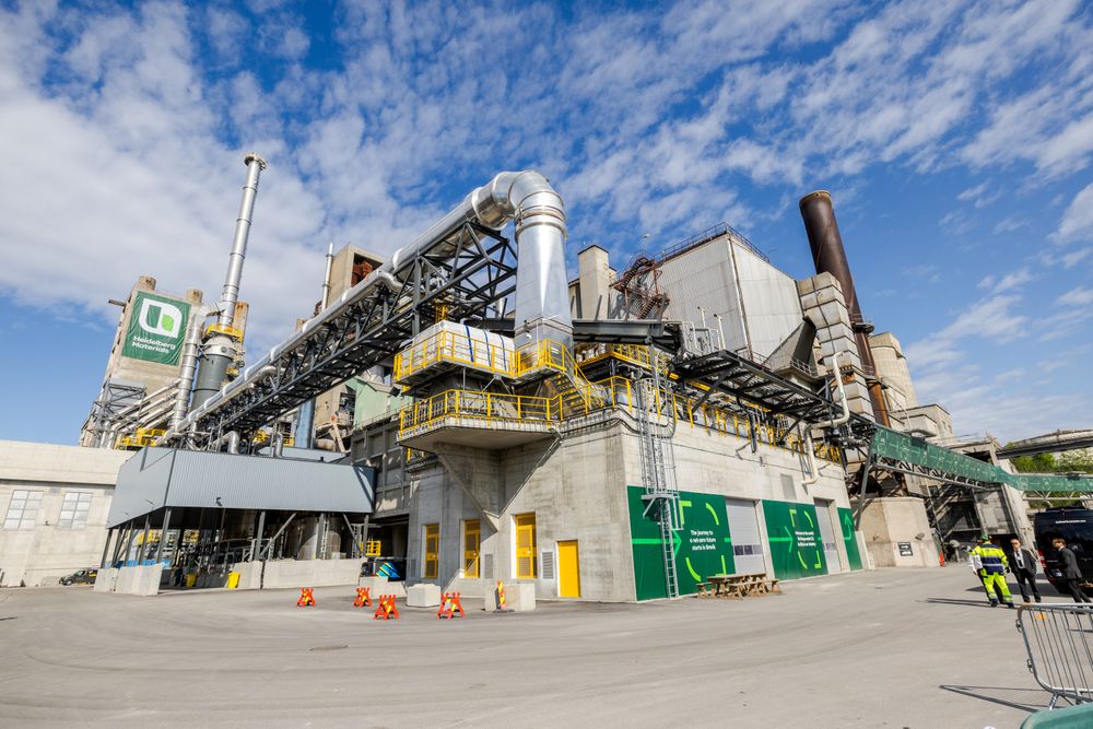 Snoren er klippet for CO2-fangstanlegget til Heidelberg Materials i Brevik. Det første som fanger CO2 fra sement i fullskala. 