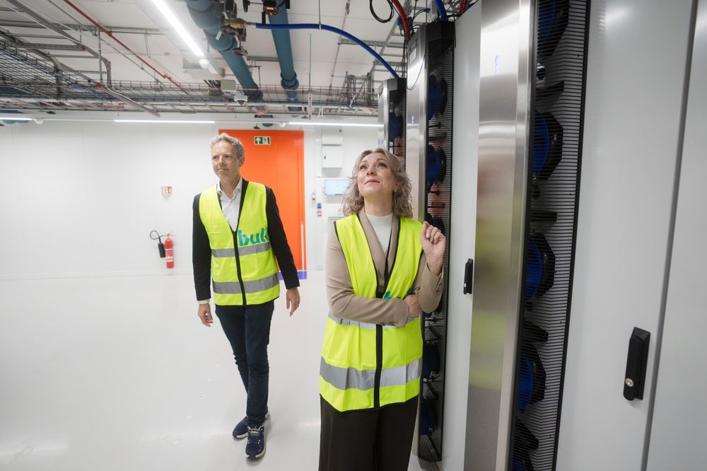 Karianne Tung besøkte Bulk Oslo IX Datasenter i juni. I bakgrunnen er administrerende direktør i Bulk. Jon Gravråk.
