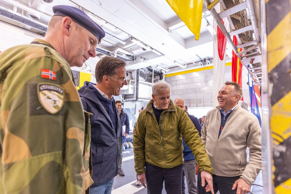 Natos generalsekretær Mark Rutte (nr. 2 f.v.) besøkte Norge 22. mai, her sammen med statsminister Jonas Gahr Støre og forsvarsminister Tore O. Sandvik. Støre har stilt seg bak Ruttes forslag om å bruk 5 prosent av BNP på forsvar.