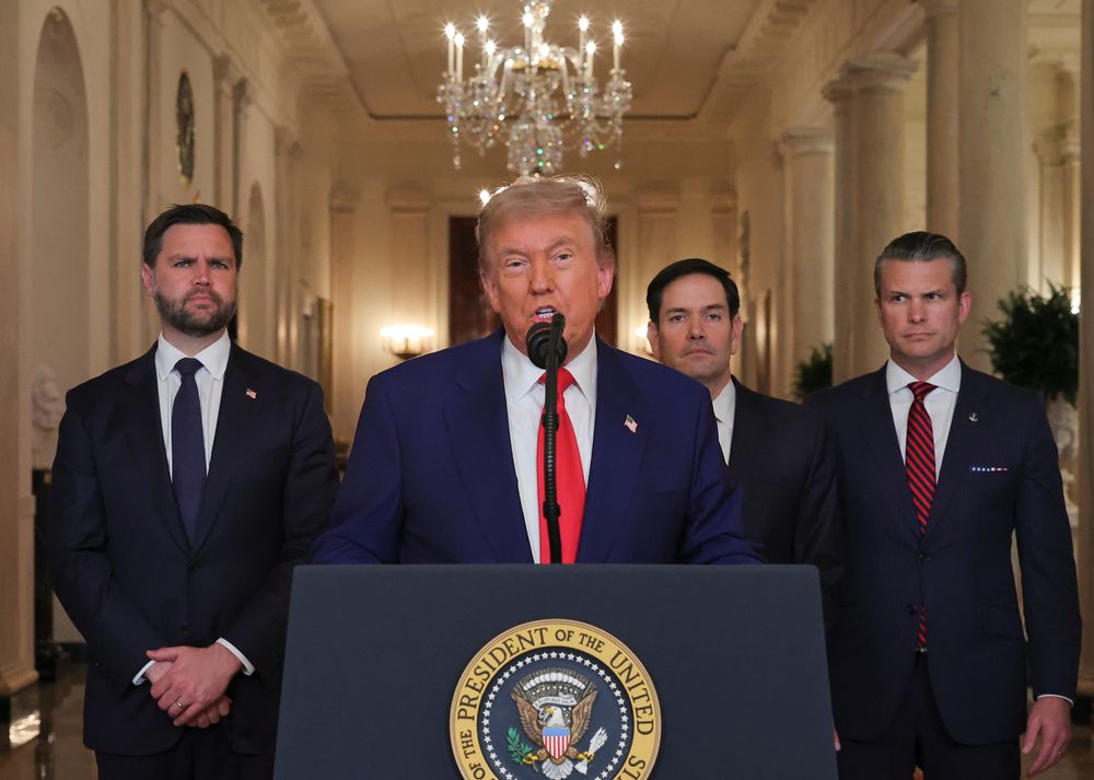 President Donald Trump (midten) ble fulgt av visepresident J.D. Vance (til venstre), utenriksminister Marco Rubio og forsvarsminister Pete Hegseth da han holdt en kort tale til det amerikanske folket etter angrepet på de iranske atomanleggene natt til søndag norsk tid.