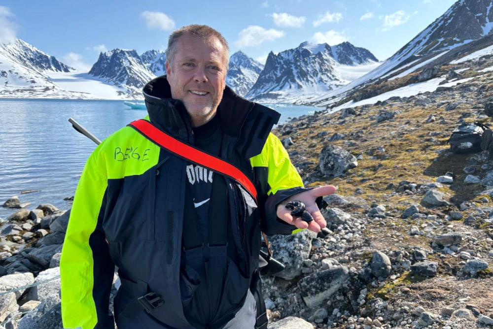 Dekan og professor Jørgen Berge med blåskjell han nylig har plukket på Svalbard.