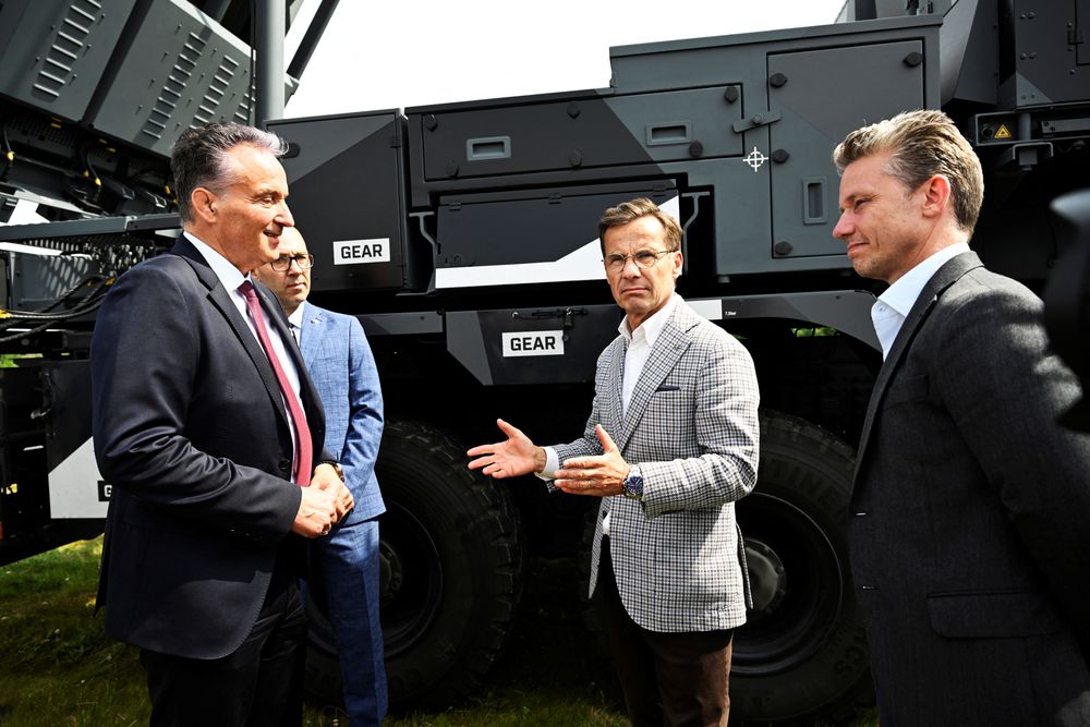 Helmut Rauch, administrerende direktør i Diehl Defence, Sveriges statsminister Ulf Kristersson og forsvarsminister Pål Jonson står foran et IRIS-T SLM-luftvernsystem i Visby mandag.
