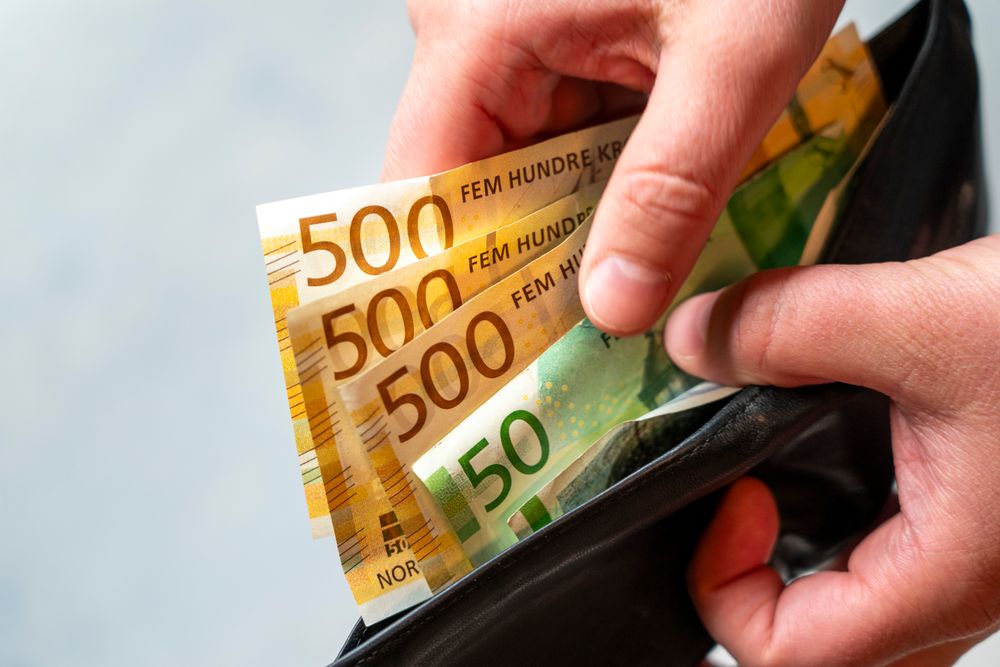 Illustrasjonsfoto av lommebok med penger, 50 kr og 500 kr sedler.