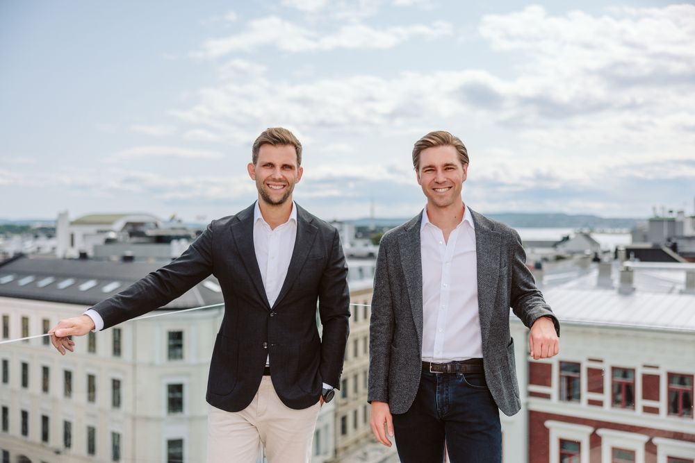 Med utsikt over Vika og indre Oslofjord presenterer konsernsjef (fra v.) Jeppe Taaning og påtroppende norgessjef Andreas Sontum Våreid ambisjonen om å gjøre selskapet til Norges største på Salesforce.