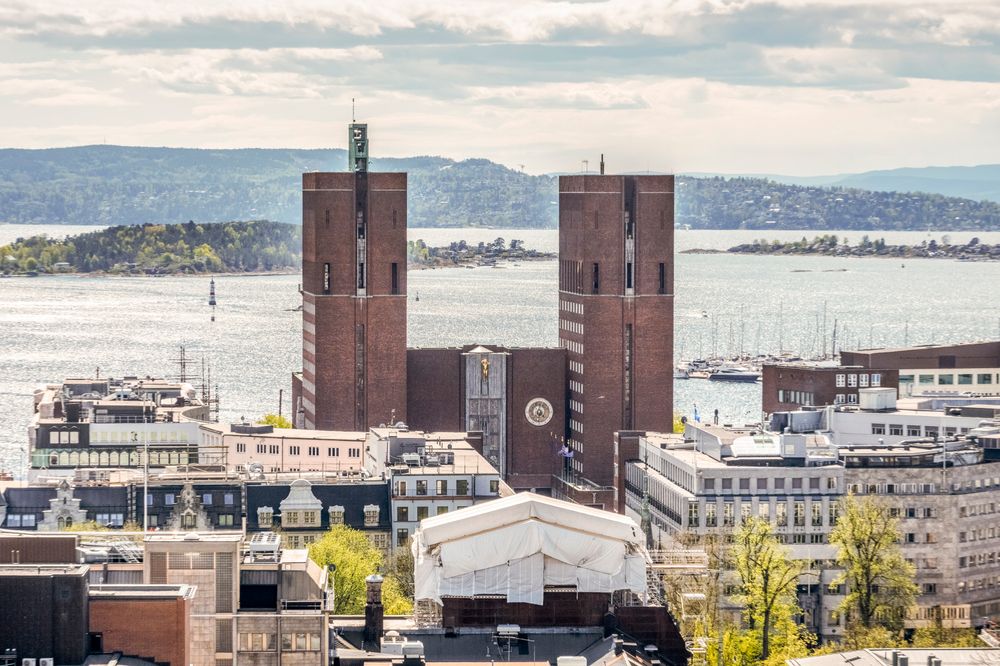 Oslo rådhus og Oslo sentrum en lys vårdag i mai. Byrådet har vedtatt å legge ned Oslo Origo, som er kommunes felles satsing på digital transformasjon, og vil samtidig opprette en ny digitaliseringsetat.