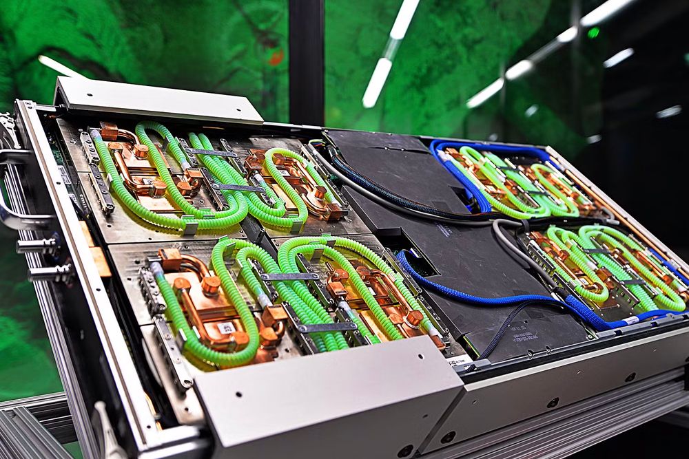 Bladmodul med 8 av 304 Nvidia «Grace Hopper» GPU-er, som til sammen utgjør superdatamaskinen Olivia.