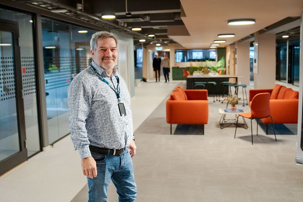 Administrerende direktør Hans Albert Nilsen i Braathe sier selskapet vil bruke ankefristen til å vurdere dommen som ennå ikke er rettskraftig. IT-selskapet er kritisk til avgjørelsen, som de mener snur opp ned på bruken av innleide konsulenter fra utlandet i norsk arbeidsliv. Her fra lokalene i Sjøgata 15 i Bodø.