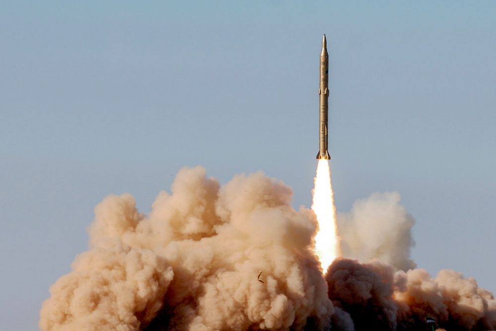 Et iransk mellomdistanse ballistisk missil av typen Sejil testskytes i november 2008. Landet har lang erfaring med å utvikle ballistiske missiler, som potensielt kan levere atomvåpen.