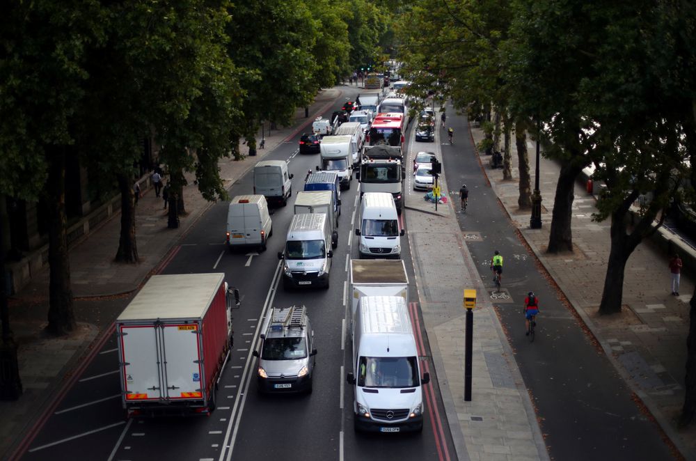 Biler står i kø under morgenrushet i London.