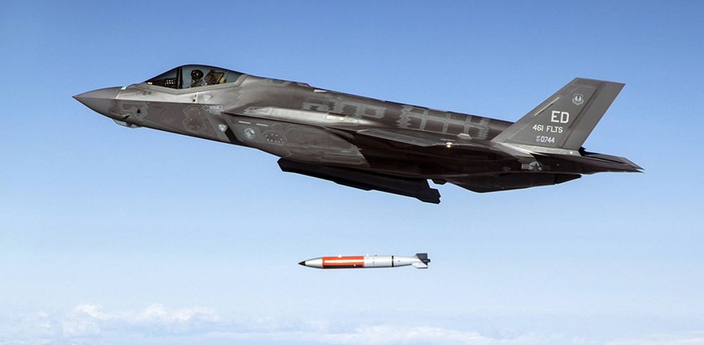 Bildet viser første testslipp av en inert atombombe av typen B61-12 fra F-35. Testen ble gjennomført i 2021.