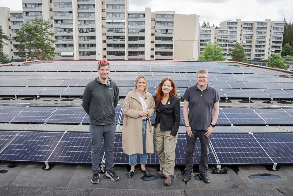 Ravnkollen borettslag har solcelleanlegg på taket. Fra venstre: Nestleder i styret i Ravnkollen borettslag Thomas Holmesland, miljø- og samferdselsbyråd Marit Vea, direktør Heidi Sørensen i Klimaetaten og styreleder Tommy Kojen i Ravnkollen borettslag.