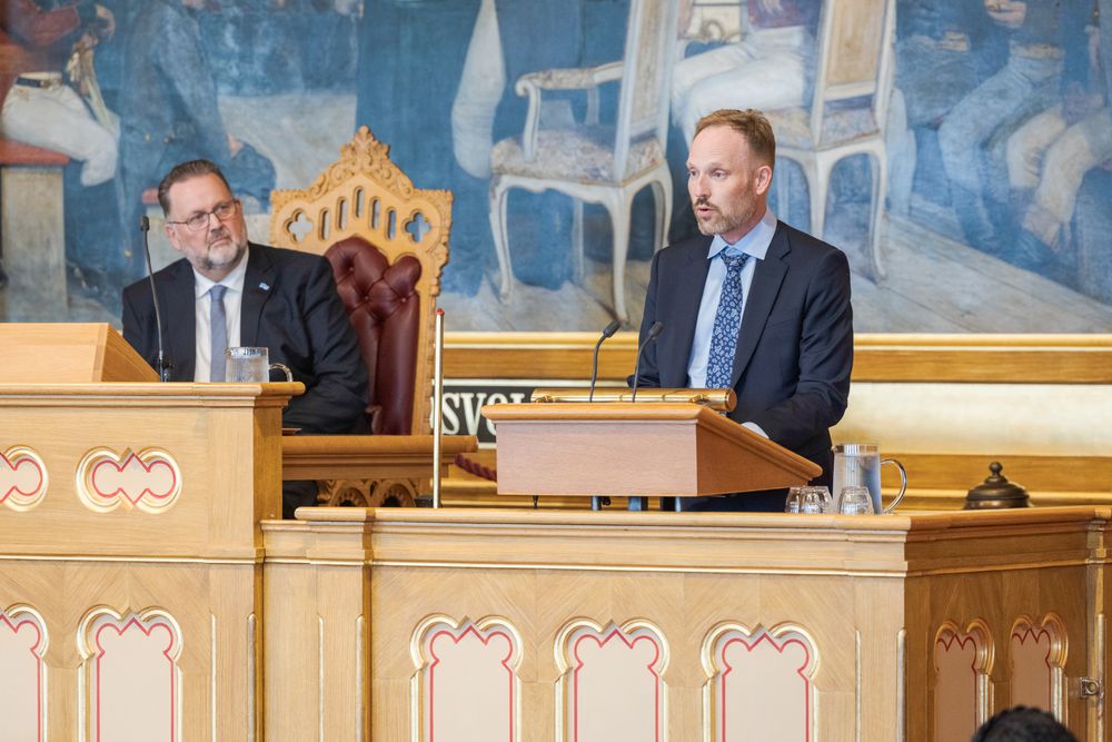 Professor Ole-Christoffer Granmo (t.h.) forteller 80 parlamentarikere fra ulike land om Tsetlin-maskinen. Til venstre sitter Stortingets visepresident, Svein Harberg (H). – KI omformer ikke bare systemene våre, den kaprer dem. Ikke med ondskap, men fordi vi tillater det. Kan demokratiet overleve når beslutningene som blir tatt blir uforståelige? spør Granmo i talen sin.