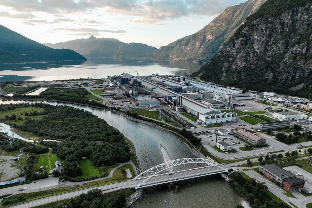 Telenor har inngått avtale om å levere mobilnett som tjeneste til seks Hydro-anlegg, her representert med Hydro Sunndal. 