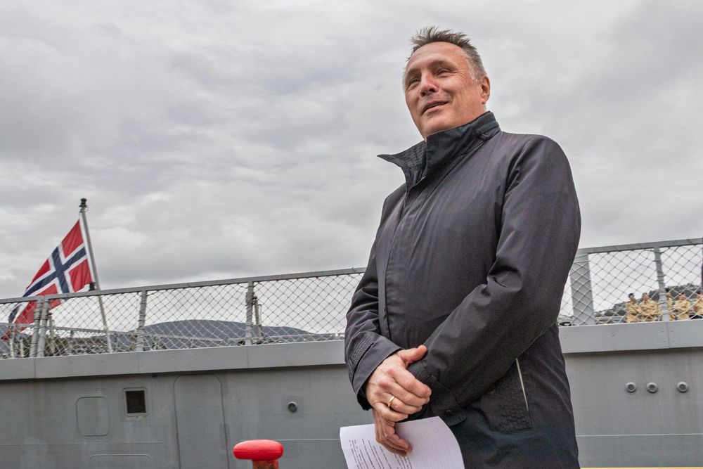 Forsvarsminister Tore O. Sandvik mener Hurum peker seg ut som det realistiske alternativet for ny sprengstoffabrikk. Her fotografert på Haakonsvern.