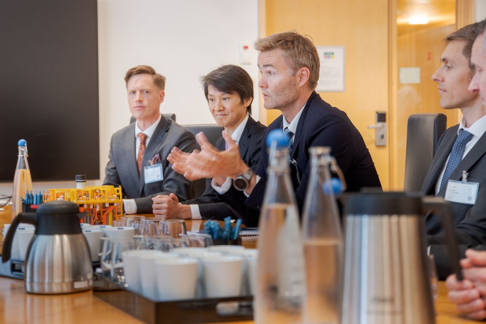 Trond Bokn, direktør for prosjektutvikling i Equinor, forteller om utbyggingsplanen for Fram Sør til energiminister Terje Aasland (Ap).