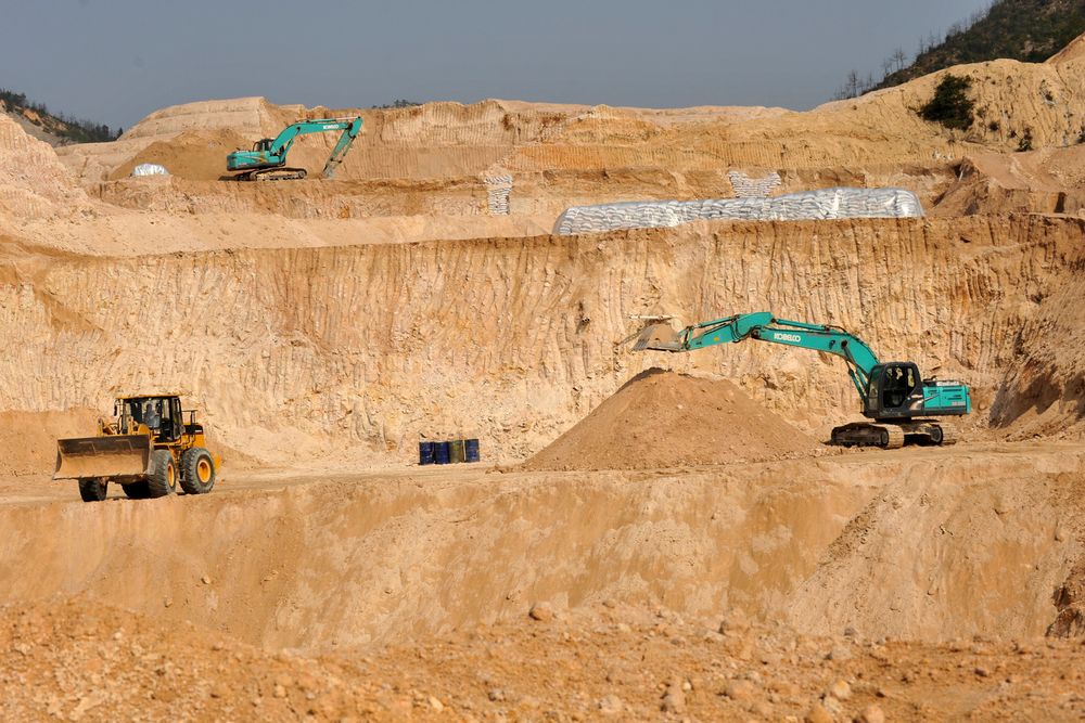 Kina sitter på store ressurser av såkalte sjeldne jordarter. Bildet er fra en gruve for utvinning av slike kritiske mineraler i fylket Ganxian i provinsen Jiangxi i 2010