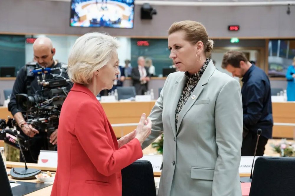 Danmarks statsminister Mette Frederiksen i samtale med EU-kommisjonens president under toppmøtet. Danmark overtar nå formannskapet i EU.