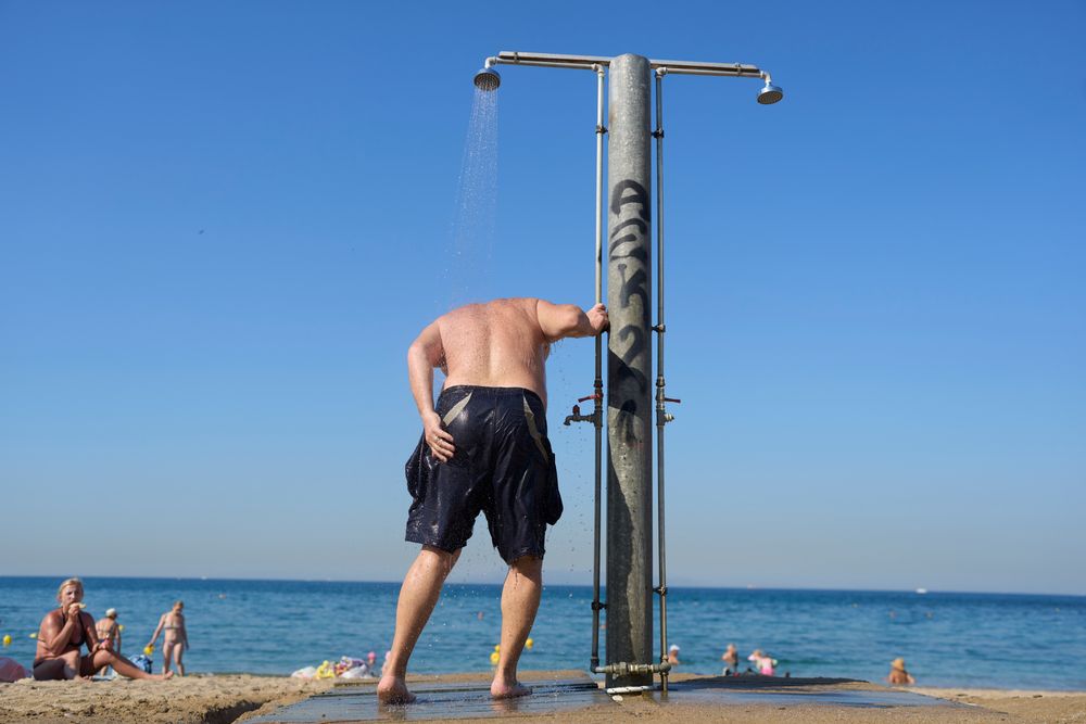 Det er meldt over 40 grader i Athen Hellas, der terrengbranner har herjet like i nærheten.