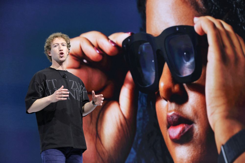 De store sosiale medier-selskapene, her representert ved Meta-sjef Mark Zuckerberg, har altfor lenge sluppet unna med skadelige og påtrengende metoder. Vi trenger bedre alternativer enn de store amerikanske tek-selskapene, skriver innleggsforfatterne.