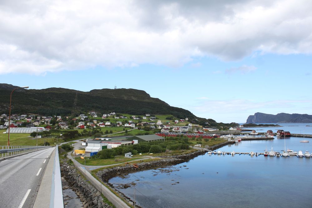 Det bur stadig færre i Kvalsund, og mange ønskjer seg liv og røre tilbake i lokalsamfunnet.  Gruveselskapet lovar bygda 150 arbeidsplassar, men langt frå alle synes ideen er god. Biletet er tatt for nokre år sidan.