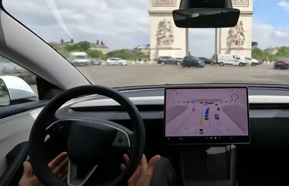 For å bevise at den selvkjørende funksjonen FSD er god nok for Europa, tok en Tesla turen rundt Triumfbuen i Paris uten at sjåføren rørte rattet én eneste gang.