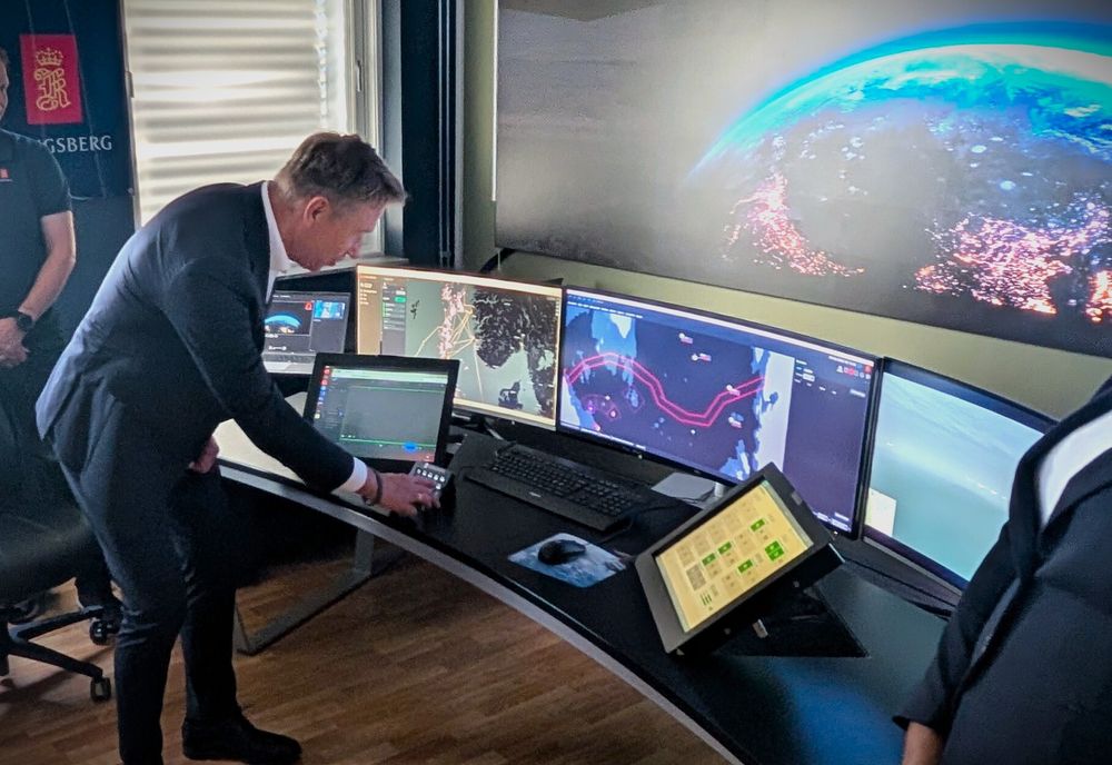 Ingen snorklipping, men tastetrykk: Energiminister Terje Aasland trykker på knappen som åpner Oslofjord CMI Protection Test Bed