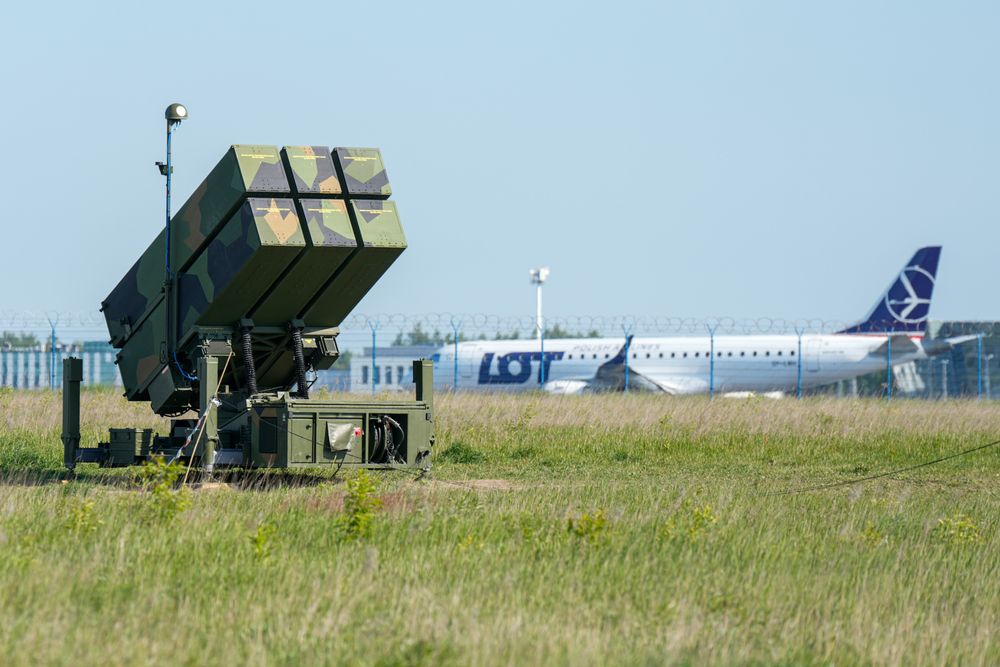 Tre Nasams-utskytningsramper er utplassert på base Camp Athena ved Rzeszów – Jasionka flyplass og har vært bemannet med 130 norske soldater siden desember 2024.