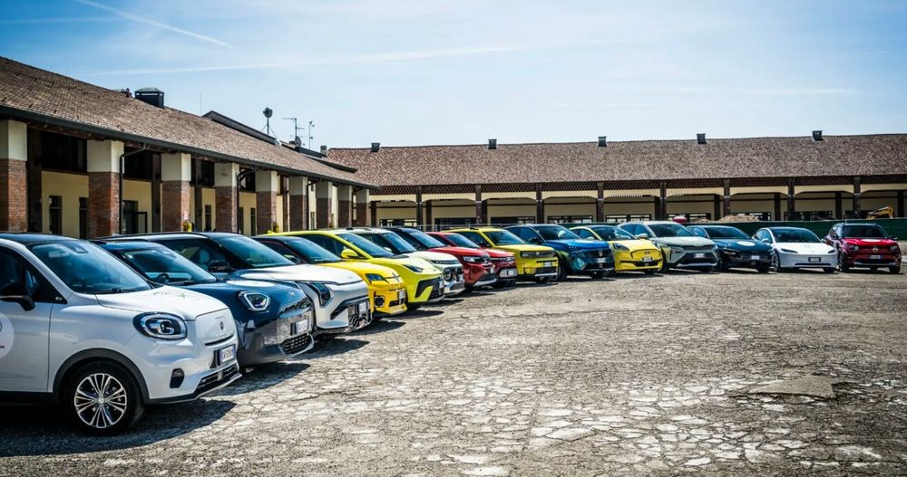 De 15 testede elbilene på testbanen Vairano i Italia.