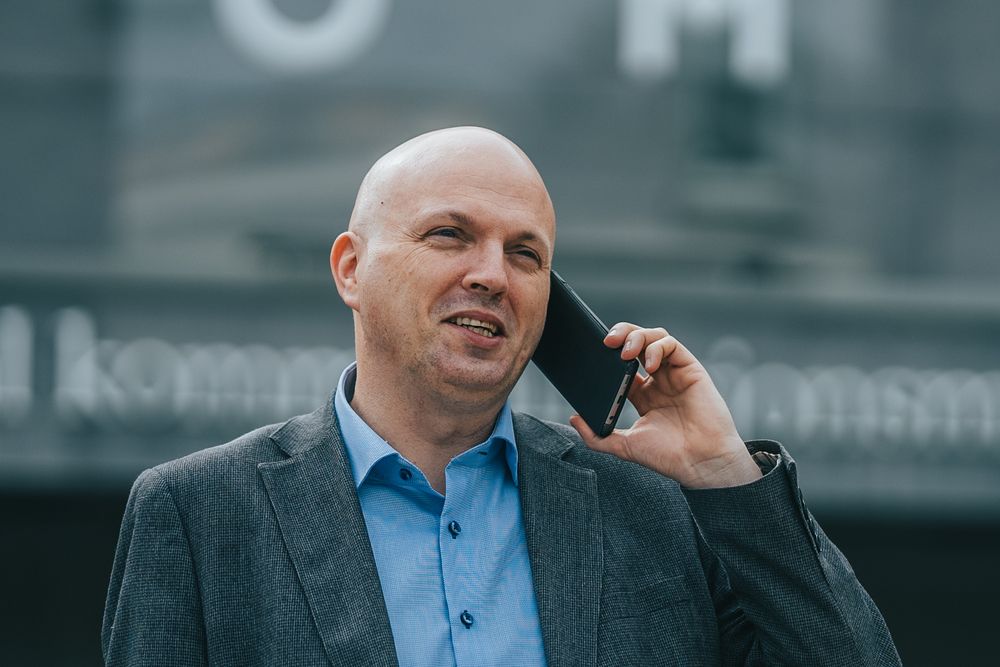 58 datasentre er nå registrert hos Nkom, men enkelte operatører kan fortsatt vente seg en telefon fra folkene til Nkoms sikkerhetsdirektør, Svein Sundfør Scheie. Hjelper ikke det, kan det bli bot.
