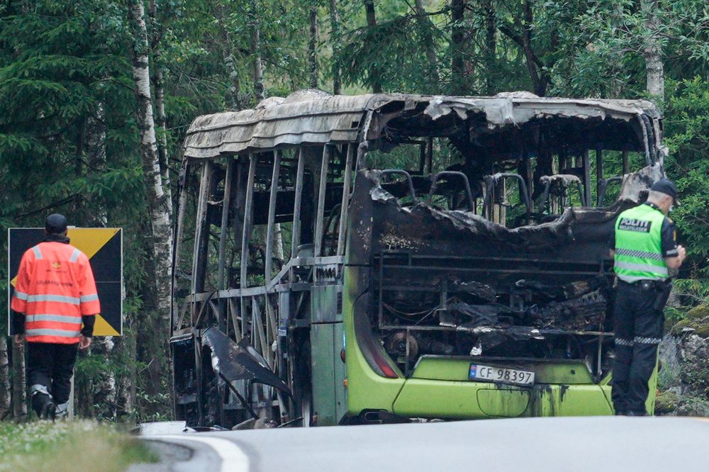 Tre personer er fraktet til sykehus med alvorlige brannskader etter brann i en rutebuss i Nordre Follo. Etter brannen pågrep politiet en person som de mistenker kan ha noe med brannen å gjøre. 