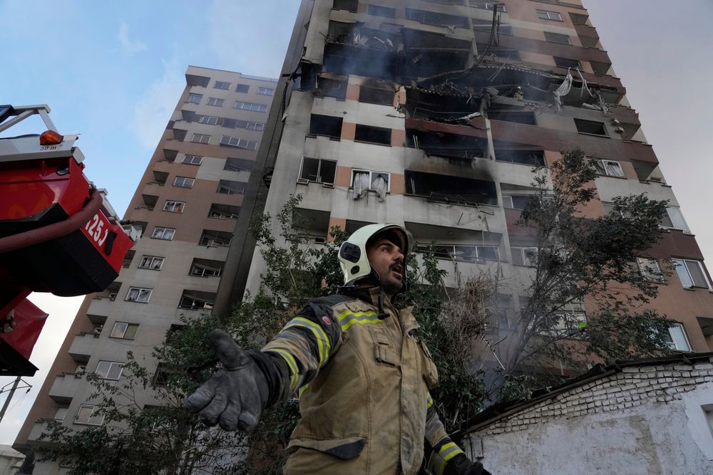Vi fikk se en ny type krigføring mellom Iran og Israel, skriver Michael A. Riegler og Jostein Jensen. Bildet viser et sprengt boligkompleks i Teheran under krigen mellom Iran og Israel.