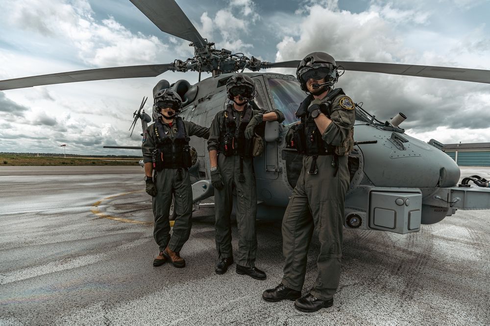 Den norske Seahawk-besetningen utenfor den danske Seahawk på Karup flyplass.
