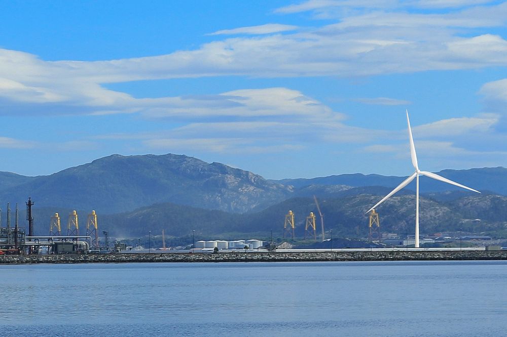 Slik kan testturbinen ble seende ut, hvis den ser dagens lys på industriområdet i Gulen kommune i Vestland. Gulen Industrihamn i Sløvåg har 11 kaier og ligger på nordsiden av Fensfjorden med oljeraffineriet Mongstad på motsatt side.