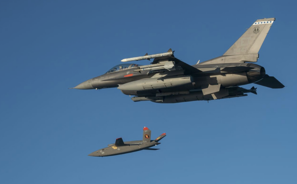 En XQ-58A Valkyrie og et F-16 Fighting Falcon kampfly under en tidligere flyvning. I det nye forsøket deltok ett F-16-fly og ett F-15E-fly, der pilotene hver kontrollerte to XQ-58A Valkyrie i et kampscenario.