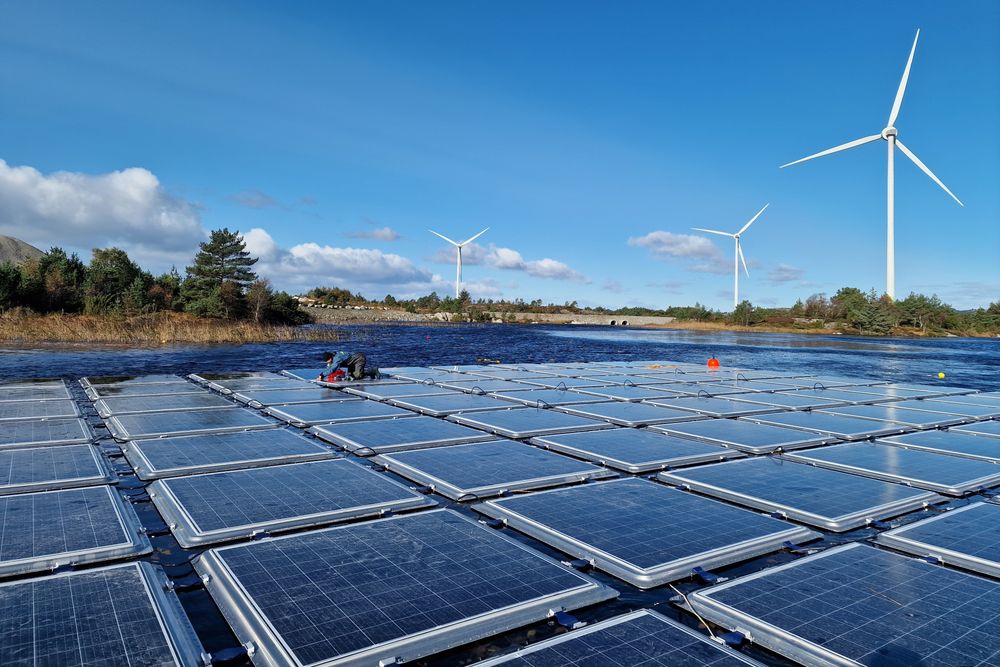 Flytende solceller på Gismarvik i Tysvær. Innføring av Norgespris kan gi mindre solkraft fremover, frykter direktøren for energiomstilling i DNV.