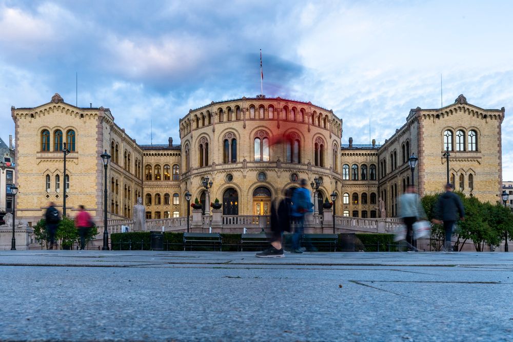 Stortinget i Oslo avbildet en augustkveld i 2021. Stortinget ble rammet av to dataangrep våren 2021. Angrepene utnyttet nulldagssårbarheter i e-posttjeneren Microsoft Exchange.