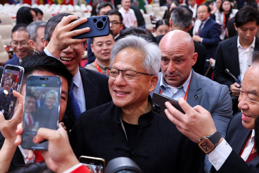 Nvidia-sjef Jensen Huang omringet av pressen etter åpningen av teknologikonferansen «China International Supply Chain Expo» i Beijing 16. juli. 